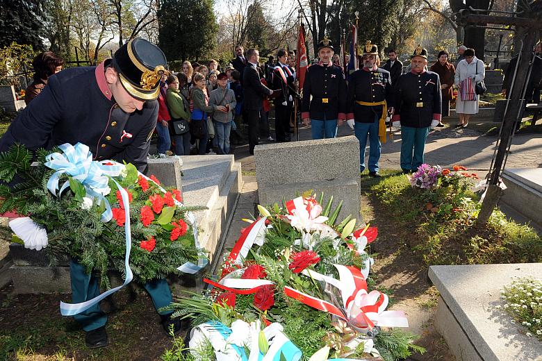 Złożyły kwiaty "krakowskie dzieci"...