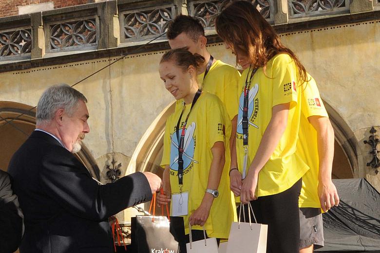 Zwycięskie drużyny odebrały gratulacie i prezenty.