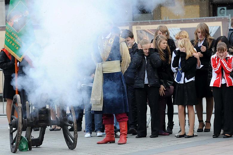 Zgodnie z krakowską tradycją rozpoczęcie uroczystości poprzedził wystrzał z armaty Bractwa Kurkowego.