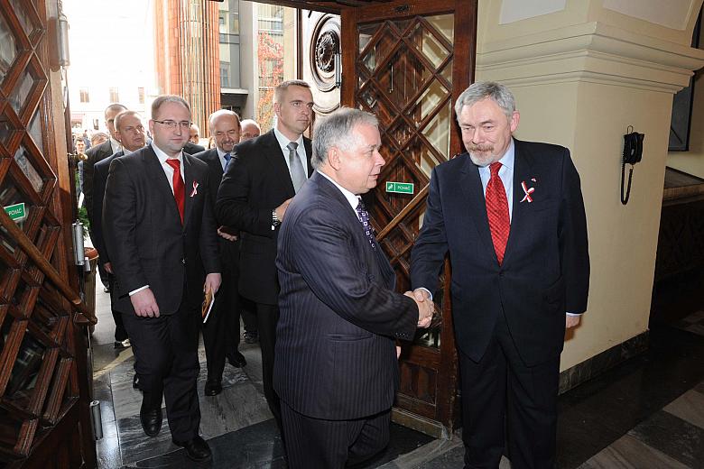 Prezydent Rzeczypospolitej Polskiej Lech Kaczyński przywitany został w progu magistratu przez Prezydenta Miasta Krakowa Jacka Ma