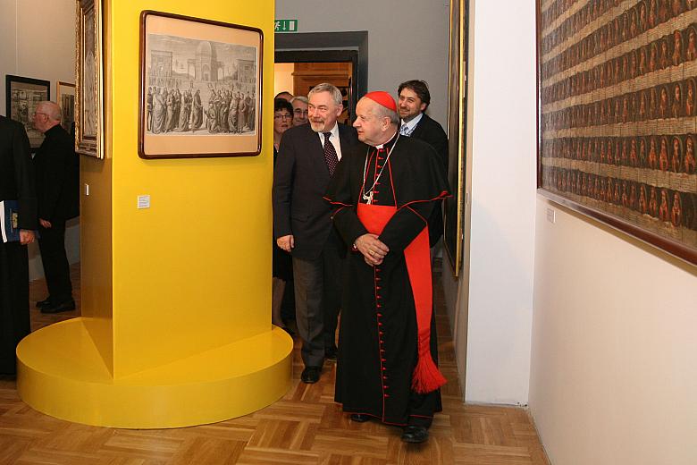 Zaproszeni goście rozpoczeli zwiedzanie ekspozycji.