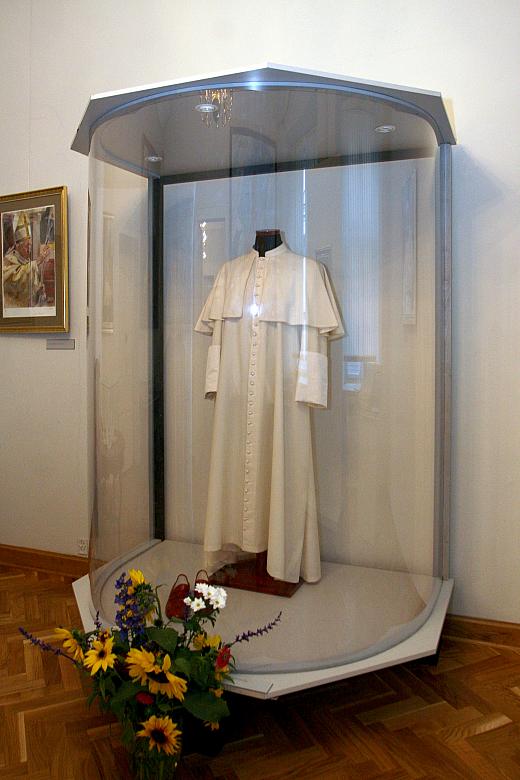 Zwiedzający oglądali papieską sutannę...