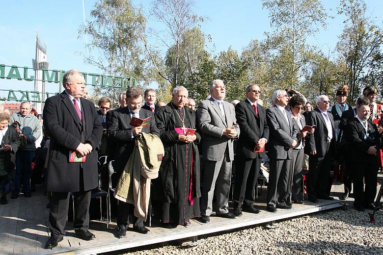 Przybyli goście w skupieniu oczekiwali na rozpoczęcie uroczystości...