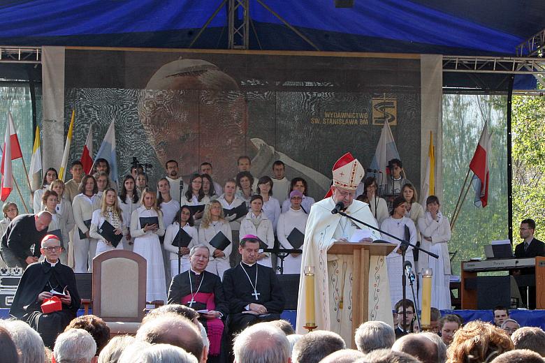 ...której przewodniczył Metropolita Krakowski kard. Stanisław Dziwisz. 
Do zgromadzonych na placu budowy kardynał powiedział - 