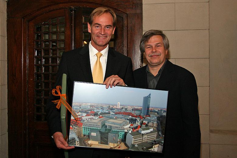 Jacek Balcewicz, autor wystawy, ofiarował jedną ze swoich fotografii Burkhardowi Jungowi, Nadburmistrzowi Lipska.