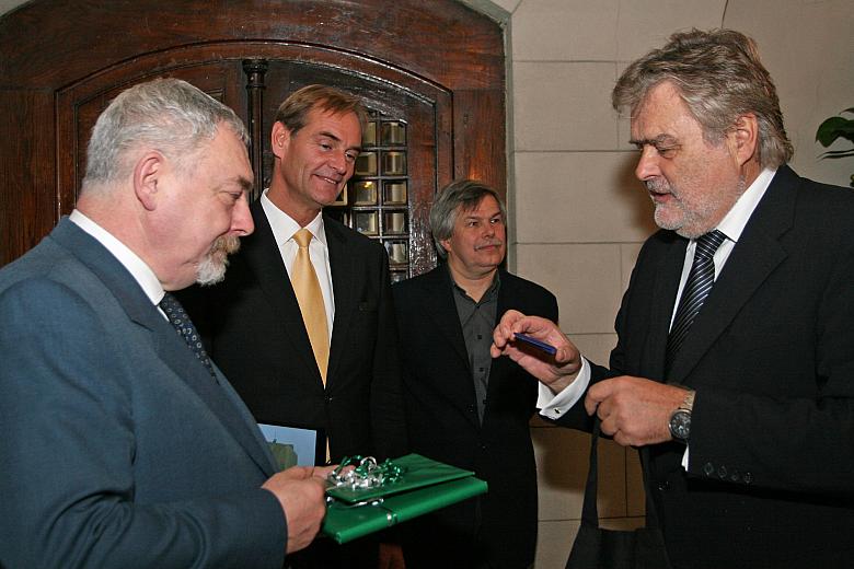 Uczestniczący w otwarciu wystawy przedstawiciele władz Lipska i Krakowa wymienili prezenty.