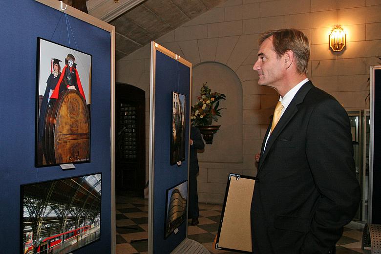 Burkhard Jung, Nadburmistrz Lipska z wyraźnym zainteresowaniem oglądał zdjęcie z lipskiej piwnicy Auerbacha, w której bywali - j