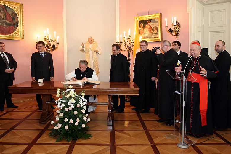 "Księga pamiątkowa" - powstała z inicjatywy Katolickiego Centrum Kultury - była wystawiona w Krakowie do 16 październi