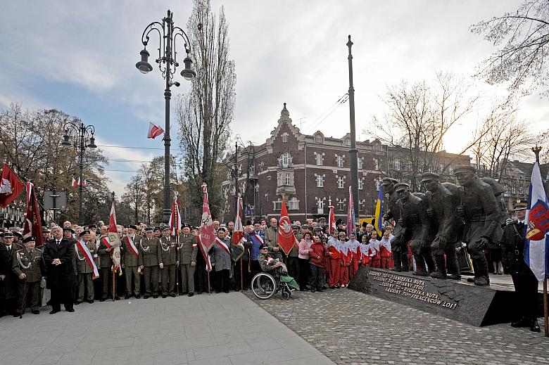 Już przed godziną 14.00 na placyku przy ulicy Piłsudskiego - w miejscu nazywanym dawniej "spalony most" - zebrał się t