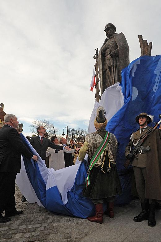 Następnie odsłonięto pomnik. Majestatyczna postać Marszałka zrobiła na zgromadzonych wielkie wrażenie, zapadła na chwilę cisza.