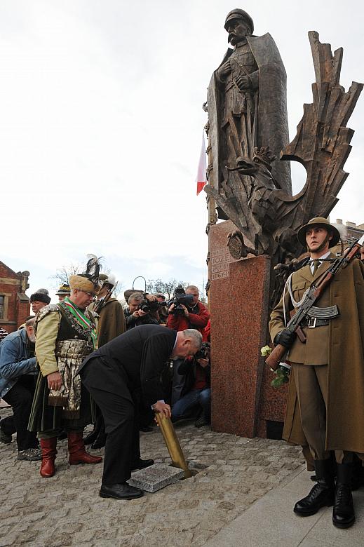 Następnie Prezydent Miasta Krakowa Jacek Majchrowski
 i Starszy Bractwa Leszek Gołda złożyli akt odsłonięcia
 i poświęcenia po