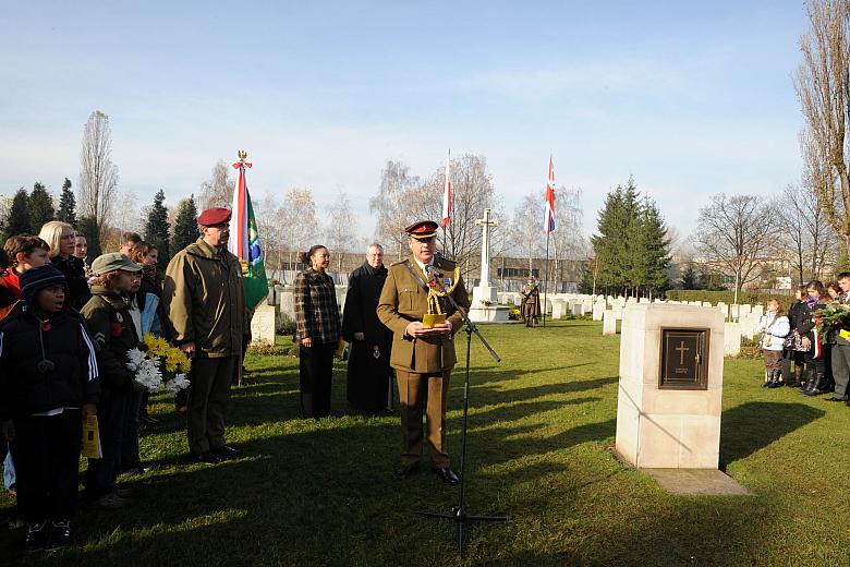 Attache wojskowy ambasady brytyjskiej w Warszawie, podpułkownik Andrew Nowak miał tego dnia przypięty do munduru czerwony mak, k