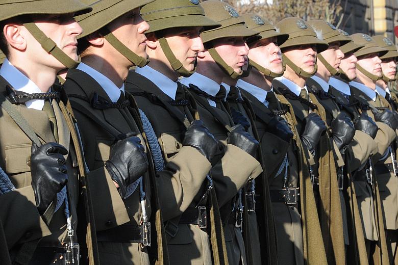 W asyście kompanii honorowych i wobec zgromadzonego tłumu ...