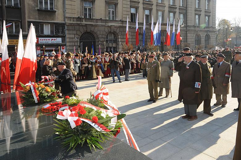 Jako pierwsi składali przedstawiciele Wojewódzkiej Rady Kombatantów i Osób Represjonowanych oraz Porozumienia Organizacji Kombat