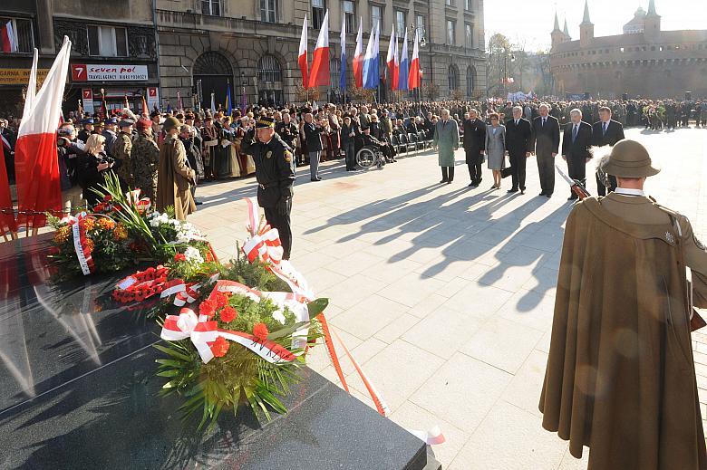 Wspólny wieniec złożyli przedstawiciele władz Małopolski i Miasta Krakowa.