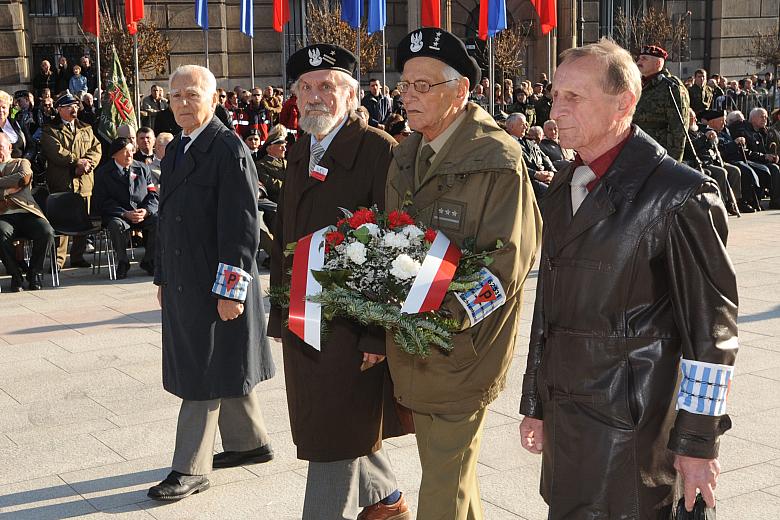 Kwiaty składali byli więźniowie niemieckich obozów koncentracyjnych ...