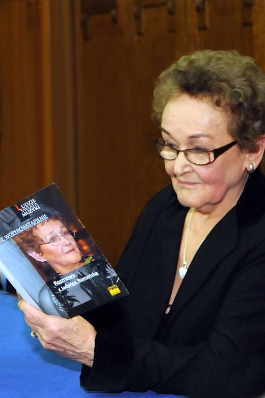 "Wywiad rzeka" z Jadwigą Romańską ukazał się w ramach serii pt. Ludzie Świata Muzyki, przygotowywanej przez Państwowe 