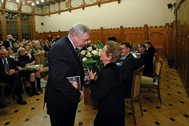 Profesor Romańska wręczyła Prezydentowi Jackowi Majchrowskiemu egzemplarz książki.