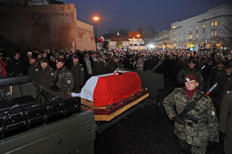 Za trumną, okrytą biało-czerwoną flagą...