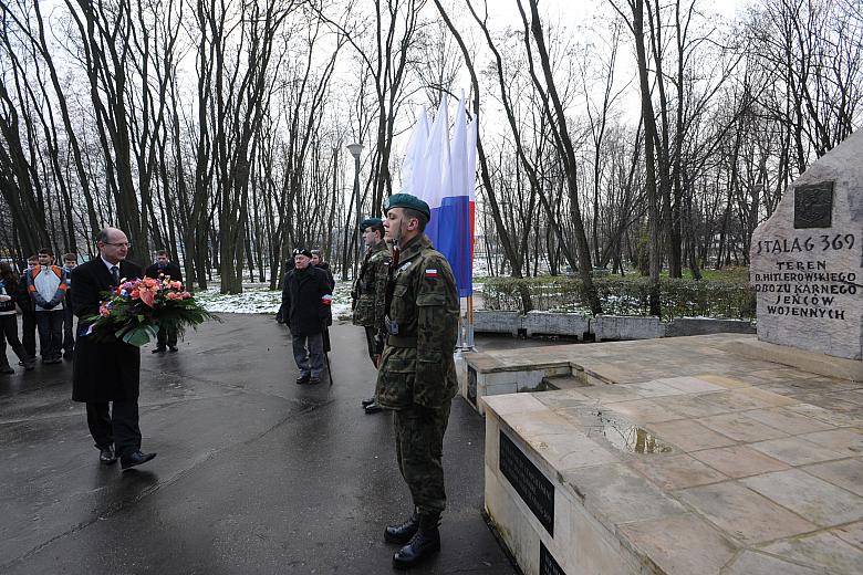 Jako pierwszy kwiaty złożył Pascal Vagogne, Konsul 
Generalny Republiki Francuskiej w Krakowie.