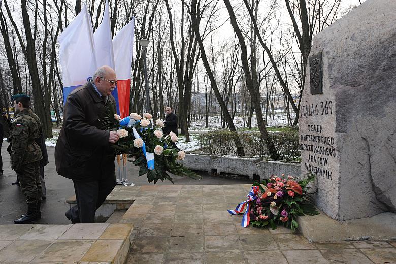 Kwiaty składał Wiceprzewodniczący Rady Miasta Bogusław Kośmider...