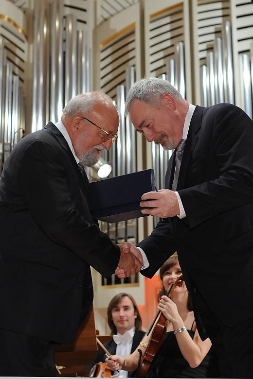 Prezydent Krakowa Jacek Majchrowski wręczył Krzysztofowi Pendereckiemu...