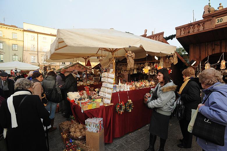 Stanęły też dziesiątki kramów z świętomikołajowym i bożonarodzeniowym towarem.