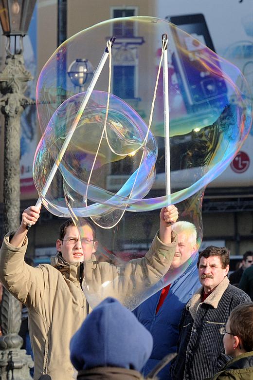 Praca "bańkowego" artysty wzbudza wielkie zainteresowanie...