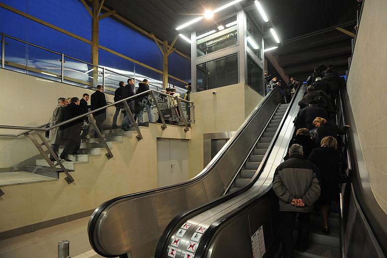 Do ulokowanych w tunelu przystanków prowadzą wygodne ruchome i "klasyczne" schody.