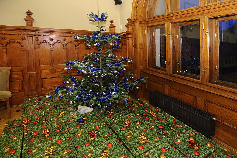 Każda z uczestniczących w opłatku rodzin otrzymała świąteczną paczkę.