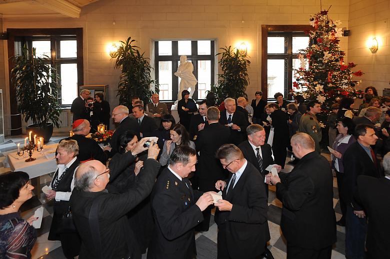 ...parlamentarzyści, radni, urzędnicy i strażacy, policjanci i wojskowi, a nawet przybyli na tę uroczystość oficerowie Marynarki