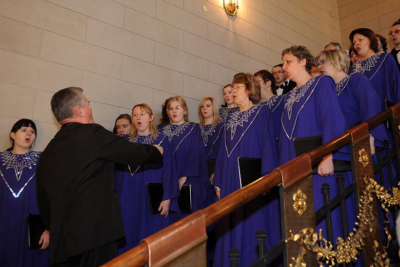 Najpierw zaśpiewał Chór Mariański pod dyrekcją Jana Rybarskiego, z parafii Najświętszej Maryi Panny z Lourdes w Krakowie. 
