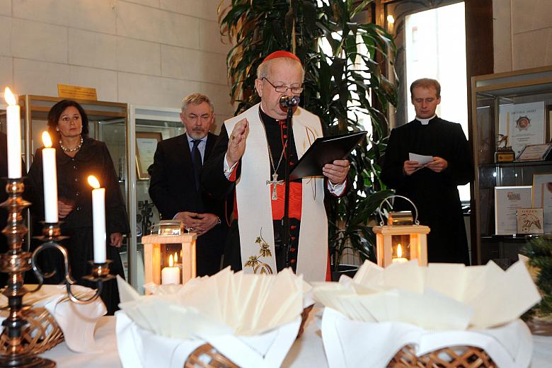 ...oraz odmówił modlitwę.