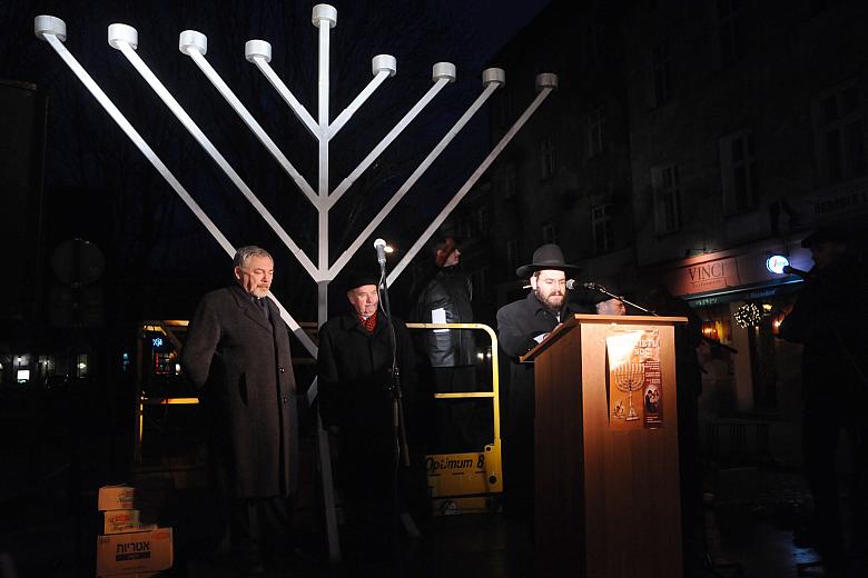 Na ulicy Szerokiej, w centrum dawnego Oppidum Iudeorum, ustawiono chanukowy świecznik.