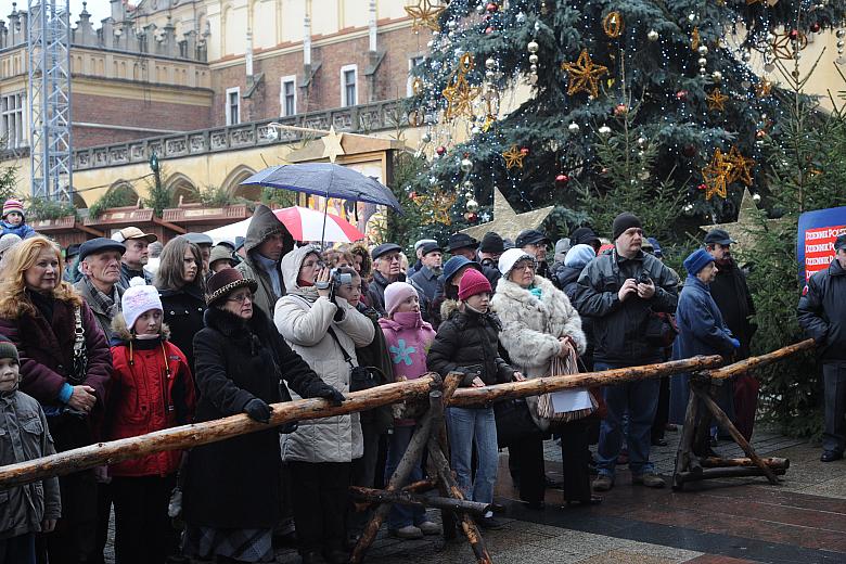 Zbliżała się godzina 12.00. Wokół ustawionej pod wieżą Ratuszową estrady, zgromadzili się liczni krakowianie...