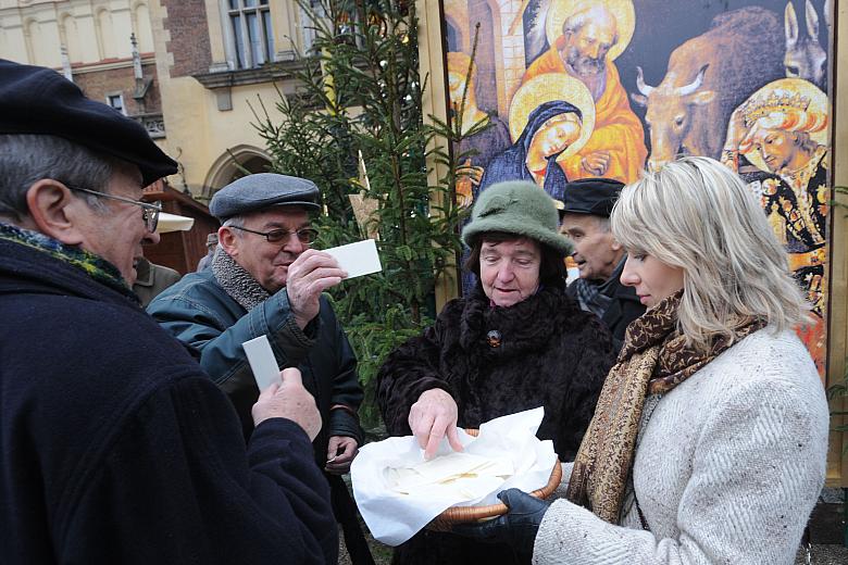 Krakowski Rynek wypełnił trzask łamanych opłatków oraz słowa życzeń radosnych, spokojnych Świąt Bożego Narodzenia.