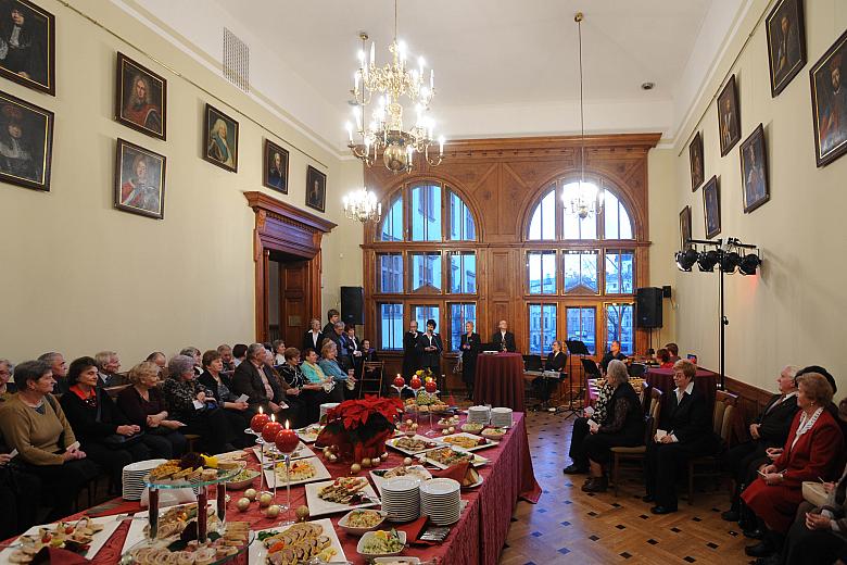 Jak każdego roku przedstawiciele emerytów i rencistów zostali zaproszeni do magistratu. Uroczystość odbyła się w sali Portretowe