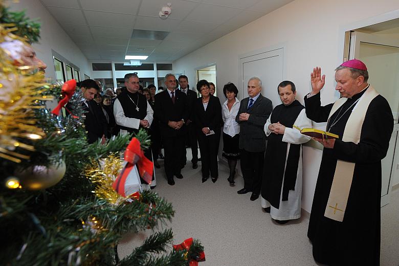 Ksiądz biskup Jan Zając poświęcił zmodernizowane oddziały, a następnie pobłogosławił opłatki...