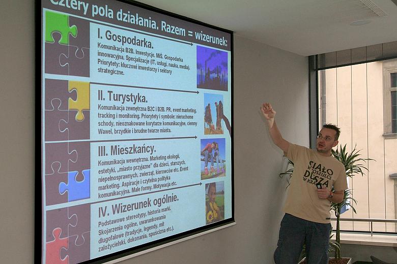 Mateusz Zmyślony przedstawił, opracowaną przez zespół specjalistów z firmy Eskadra Market Place na zlecenie Urzędu Miasta Krakow