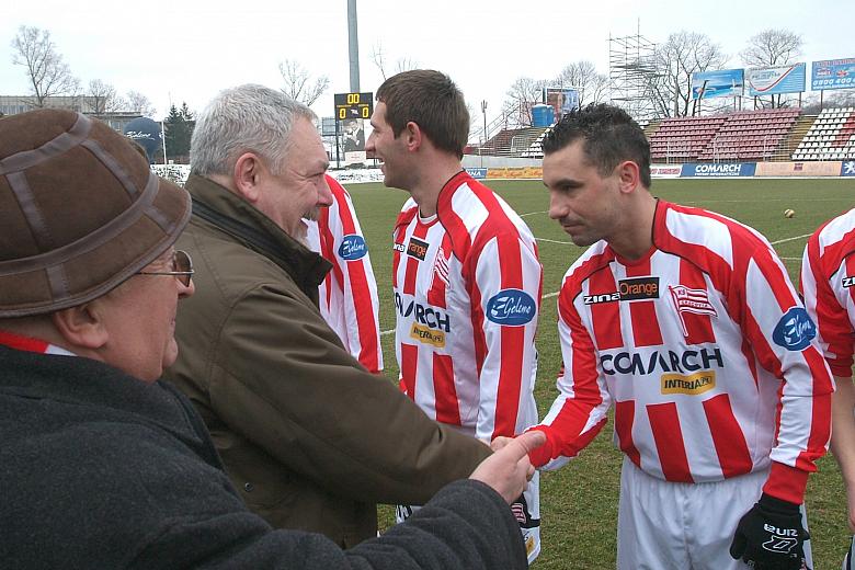 Na boisku - oprócz zawodników - zjawili się: Prezydent Krakowa Jacek Majchrowski oraz kierownik drużyny Maciej Madeja, który ucz