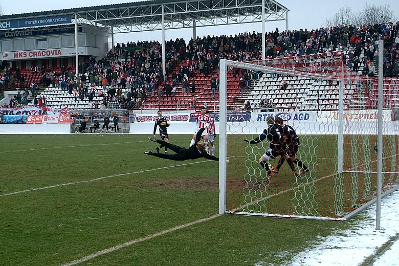Spotkanie zakończyło się wynikiem 4:4. Bramki zdobyli: Bojarski (trzy), Pawlusiński, Dzwonek (dwie), Wacek i Jeleń.
