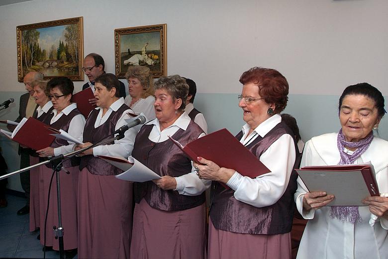 ...w wykonaniu działającego w Domu zespołu artystycznego "Helclusie".