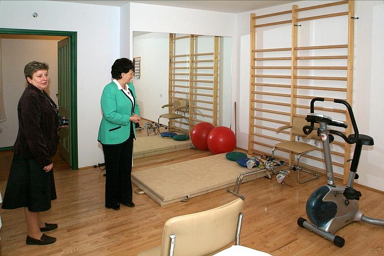 Uczestnicy uroczystości zapoznali się z nowoczesnymi urządzeniami, w jakie wyposażony jest Dom...