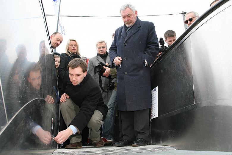 Nowością - rzadko dotychczas w Krakowie stosowaną - są ruchome schody.
Otwarcie schodów miało wymiar nie tylko symboliczny. Pos