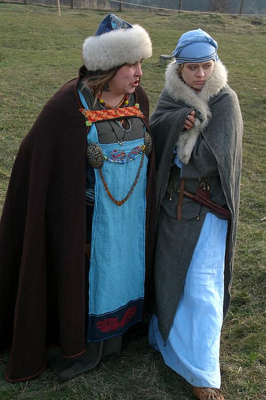 ...czym wyraźnie zdegustowane  były wczesnośredniowieczne panie i panny.