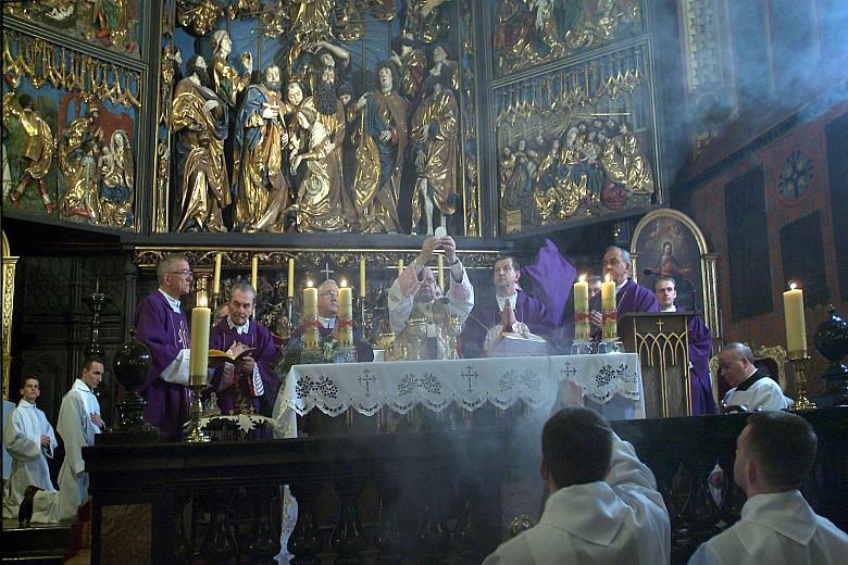 Zabrzmiał hejnał mariacki i rozpoczęła się koncelebra. 
W najgodniejszym krakowskim kościele, w miejskiej katedrze, przez Ołtar