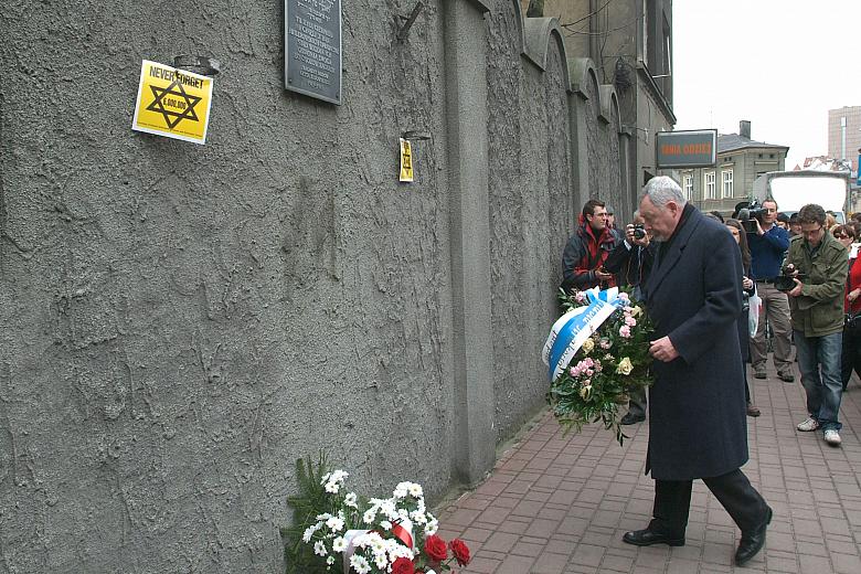 Przy ulicy Lwowskiej, pod tablicą na zachowanym fragmencie murów krakowskiego getta Prezydent Jacek Majchrowski złożył wieniec z