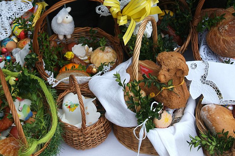 Wokół "albertyńskiego" stołu stanęły koszyczki, które przynieśli krakowianie...