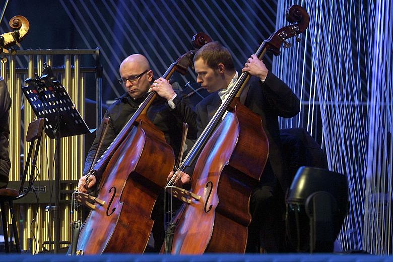 Zachwycało niezwykłe brzmienie orkiestry, w skład której oprócz "klasycznych instrumentów" wchodziły także  inne, rzad