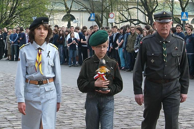 Znicz przed krzyżem zapaliła delegacja harcerska, w skład której weszli przedstawiciele trzech skautowskich "pokoleń".